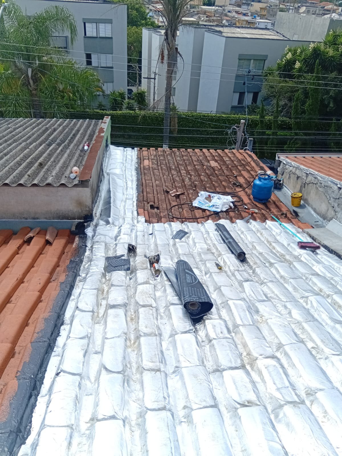 Impermeabilização de telhado com a manta asfaltica aluminizada de 3mm colocada com maçarico